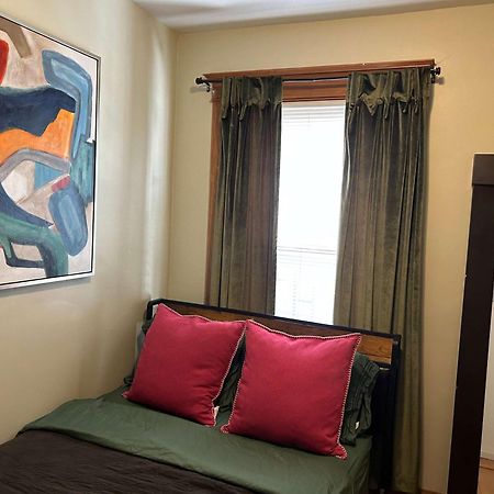 Green Room In Dorothys Bnb Chicago Extérieur photo